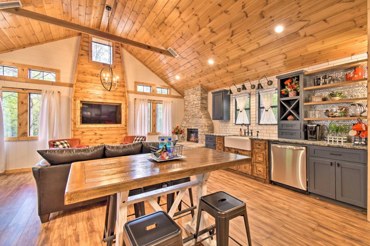 Modern Broken Bow Cabin Large Deck, Bbq And Pergola Extérieur photo
