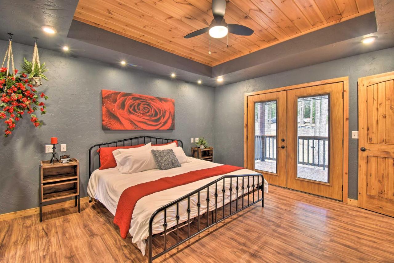 Modern Broken Bow Cabin Large Deck, Bbq And Pergola Extérieur photo