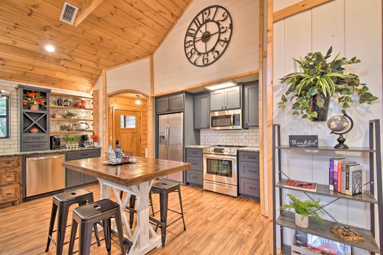 Modern Broken Bow Cabin Large Deck, Bbq And Pergola Extérieur photo