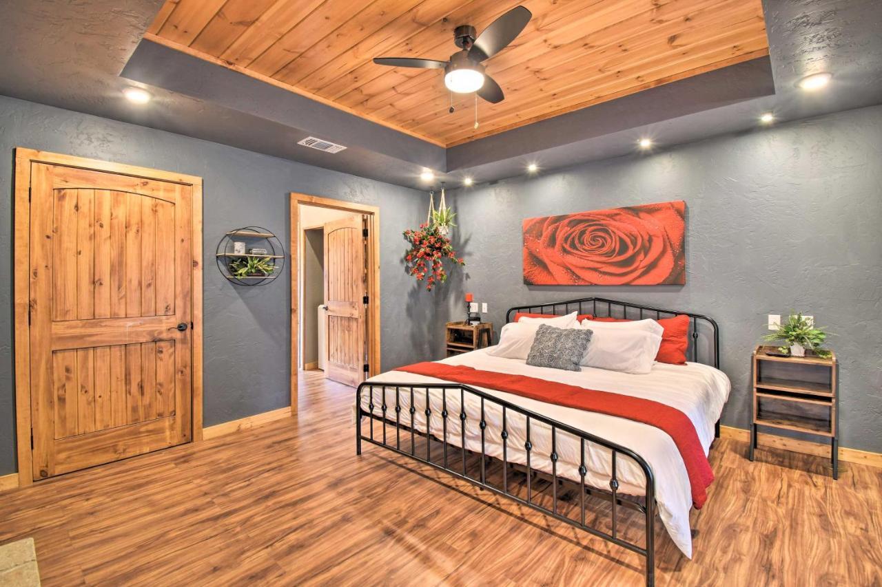 Modern Broken Bow Cabin Large Deck, Bbq And Pergola Extérieur photo